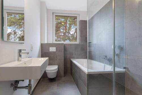 Natursteingefliestes Bad - 