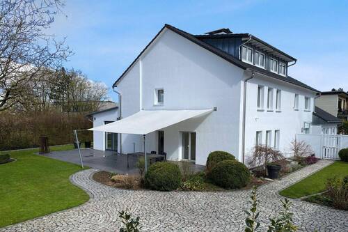 Terrasse mit Sonnensegel - 1 Zimmer Einfamilienhaus in Halver