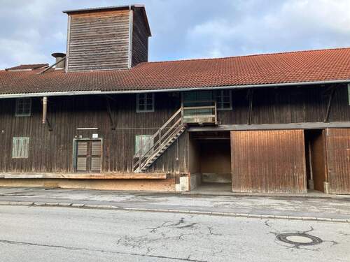 Lager4 - Ehemalige Baywa-Hallen mit Büro