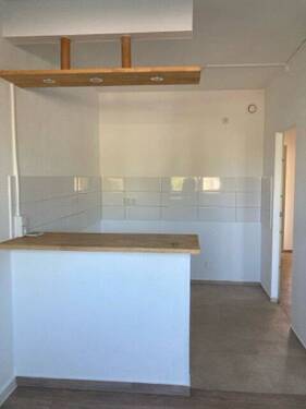 Küchentresen - 4 Zimmer suchen Familie! - 398,00&nbsp;EUR Kaltmiete, ca.&nbsp; 64,10&nbsp;m&sup2;&nbsp;Wohnfl&auml;che