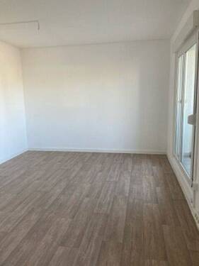 Wohnzimmer - 4 Zimmer Etagenwohnung zur Miete in Dessau-Roßlau