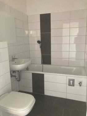 Badezimmer - Etagenwohnung mit 64,10 m&sup2; in Dessau-Roßlau zur Miete