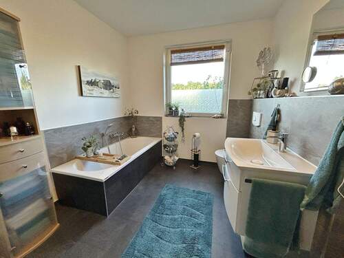 Badezimmer mit Wanne... - 