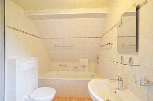 Badezimmer mit Wanne - 