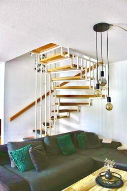 Wohnen und Treppe ins DG - 