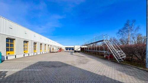 Gebäudeseite rechts - Halle zum Kaufen in Bobritzsch-Hilbersdorf