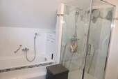 Bad OG mit Dusche u. Wanne - 