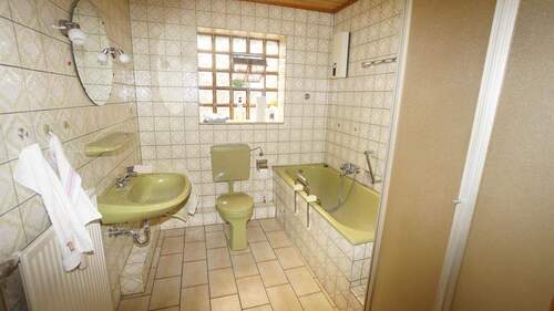 das Bad mit Wanne und Dusche - 