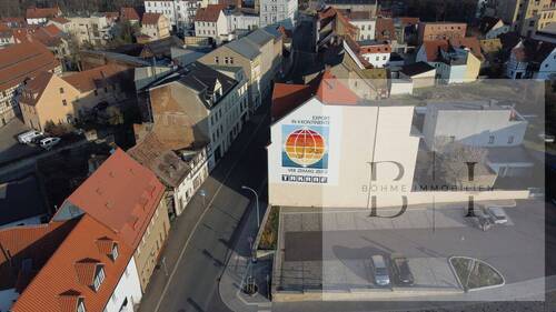 Drohnenansicht - Mehrfamilienhaus, Wohnhaus mit 387,00 m&sup2; in Zeitz zum Kaufen