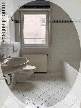 Tageslichtbad mit Badewanne und Dusche.JPG - 