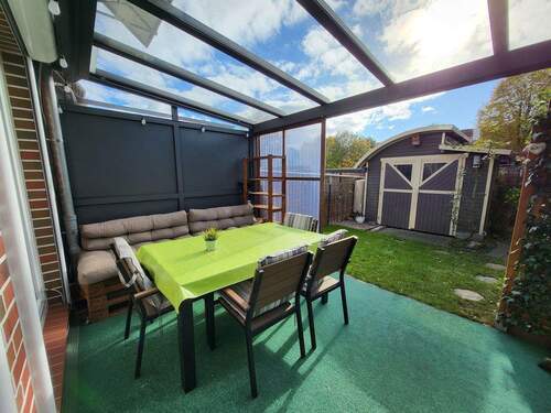 Terrasse mit Blick in Garten - 6 Zimmer Reihenmittelhaus in Elmshorn