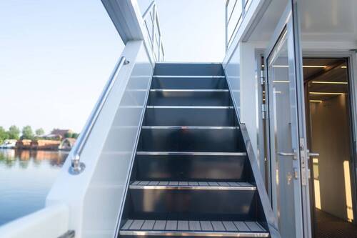 Aufgang zum Deck 2 - 3 Zimmer Mehrfamilienhaus, Wohnhaus in Waren (Müritz)