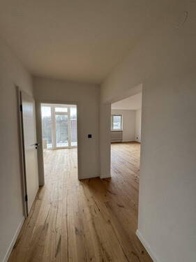 Flur - Hochwertig renovierte 3 Zimmer Wohnung in zentraler Lage von Kiel