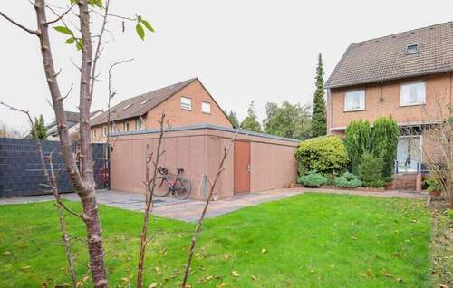 Außenansicht Garten mit Garagenzugang - Ihr familienfreundliches Zuhause mit 39 m² wohnlich genutzter Zusatzfläche