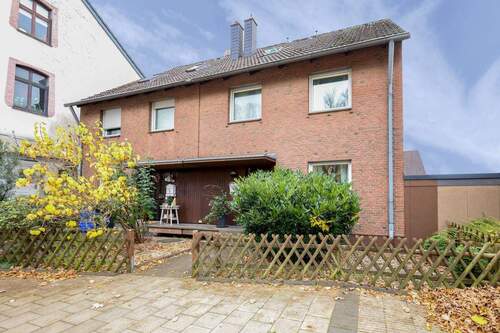 Außenansicht Straßenseite - 4 Zimmer Reihenendhaus zum Kaufen in Hilden