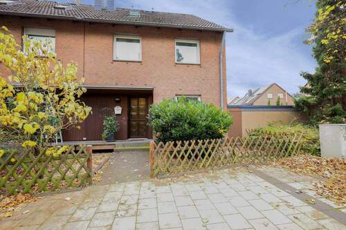 Außenansicht Straßenseite - 4 Zimmer Reihenendhaus in Hilden