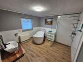 Bad mit Dusche und Wanne - 