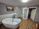 Bad mit Dusche und Wanne - 