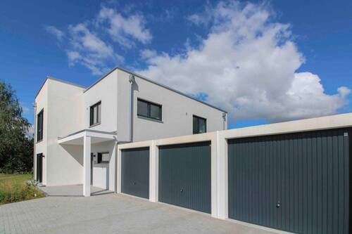 Einfahrt mit Blick aufs Haus - 5 Zimmer Mehrfamilienhaus, Wohnhaus zum Kaufen in Burkau