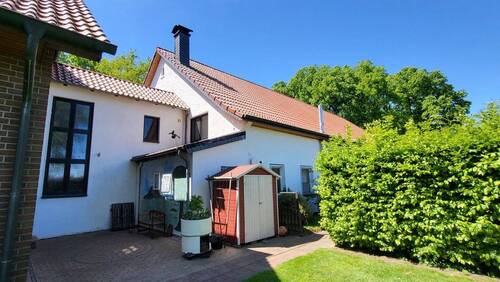 Wohnhaus/Garagen - 