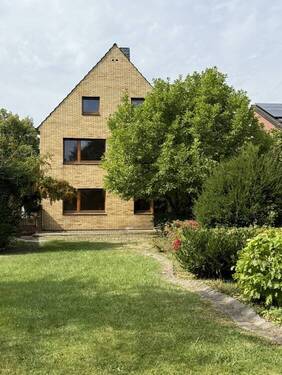 Gartenansicht - Freistehendes Zwei- bis Dreifamilienhaus mit großem Garten in Aachen-Brand