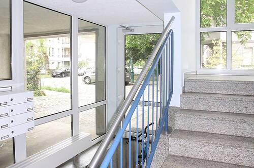 Gepflegte WEG - Hauseingang - 