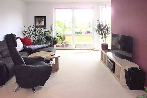 Wohnzimmer mit Zugang zum ... - 2 Zimmer Etagenwohnung zum Kaufen in Berlin-Friedrichshagen