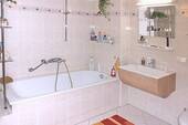 Bad mit Wanne und sep. Dusche - 