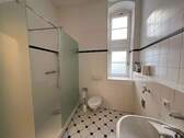 Bad mit Dusche und Fenster - Etagenwohnung mit 71,20 m&sup2; in Dresden zur Miete