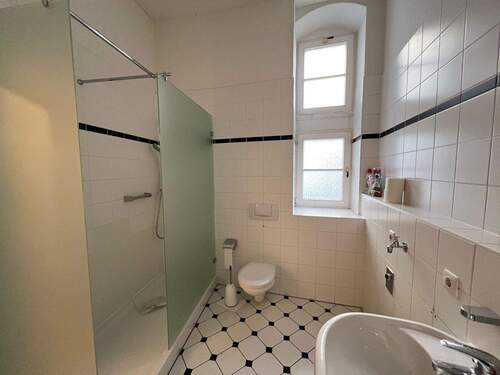 Bad mit Dusche und Fenster - Etagenwohnung mit 71,20 m&sup2; in Dresden zur Miete