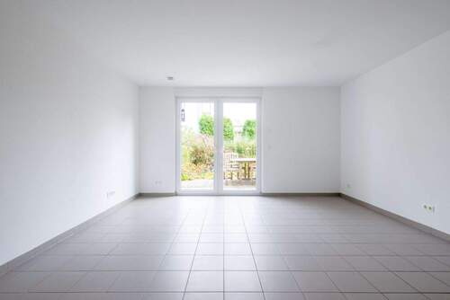 Wohnbereich mit Zugang zum Balkon - 4 Zimmer Reihenmittelhaus in Berlin