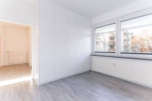 Schlafzimmer mit Einbauschrank - Etagenwohnung mit 69,00 m&sup2; in Berlin zum Kaufen