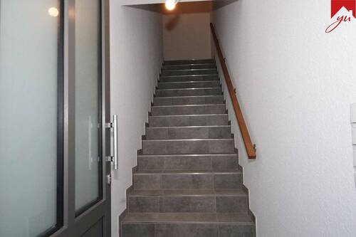 eigener Eingang bzw. Treppenaufgang - 