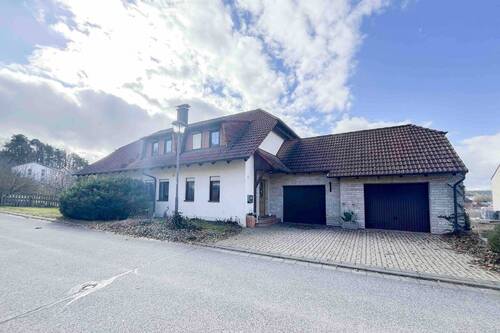 Frontansicht Haus und Garage - 7 Zimmer Einfamilienhaus zum Kaufen in Maroldsweisach