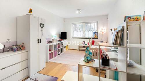 1. OG Schlafzimmer 1 - 