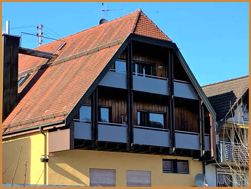Hausansicht mit Balkon - Großzügige 2-Zimmer-Dachgeschosswohnung - mitten im Städtle - schöner Balkon - ab 01.10.25 frei !