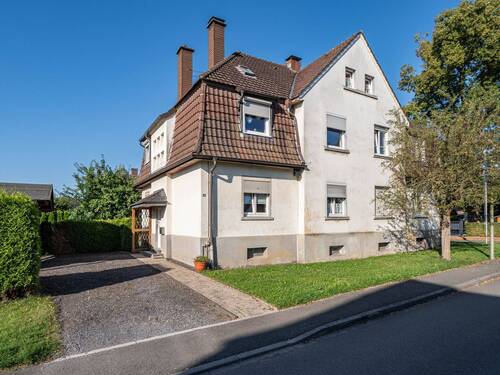 Außenansicht - Mitten im Dorf und schon in vielen Punkten solide renoviert - Doppelhaushälfte in Bruchhausen!
