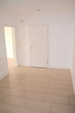 Flur mit Sicht auf Eingangstür - 