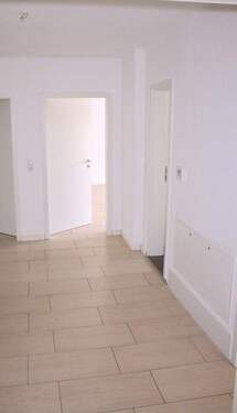 Flur Sicht auf Wohnz und Bad - 