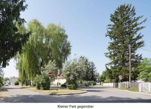 Kleiner Park gegenüber - 