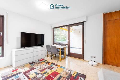Wohnzimmer 2 - 2 Zimmer Etagenwohnung in Stuttgart