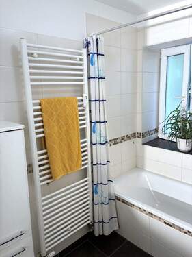 Bad mit Heizung und Fenster - 