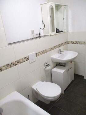 Bad mit Heizung und Fenster - 