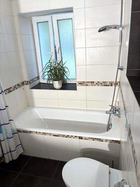 Bad mit Heizung und Fenster - 