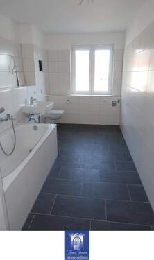 Bad - Modern ausgestattete 4-Zimmer-Familienwohnung mit Balkon und Fußbodenheizung!