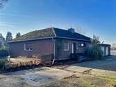Hausfront - Barrierearmer Bungalow auf 2.000 m² Grundstück mit gewerblichem Potenzial