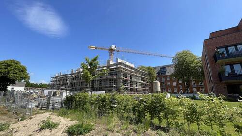 Neubau und baugleiches Gebäude daneben - 