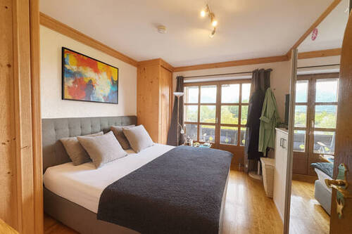 Helles, gemütliches Schlafzimmer mit Ausblick - Etagenwohnung mit 110,00 m² in Murnau zum Kaufen