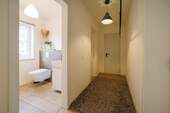 Gäste WC und Zugang Garage - 