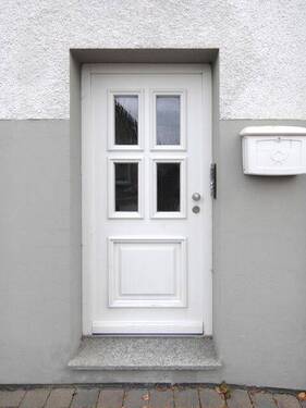 Hauseingang ... Straßenseite - 